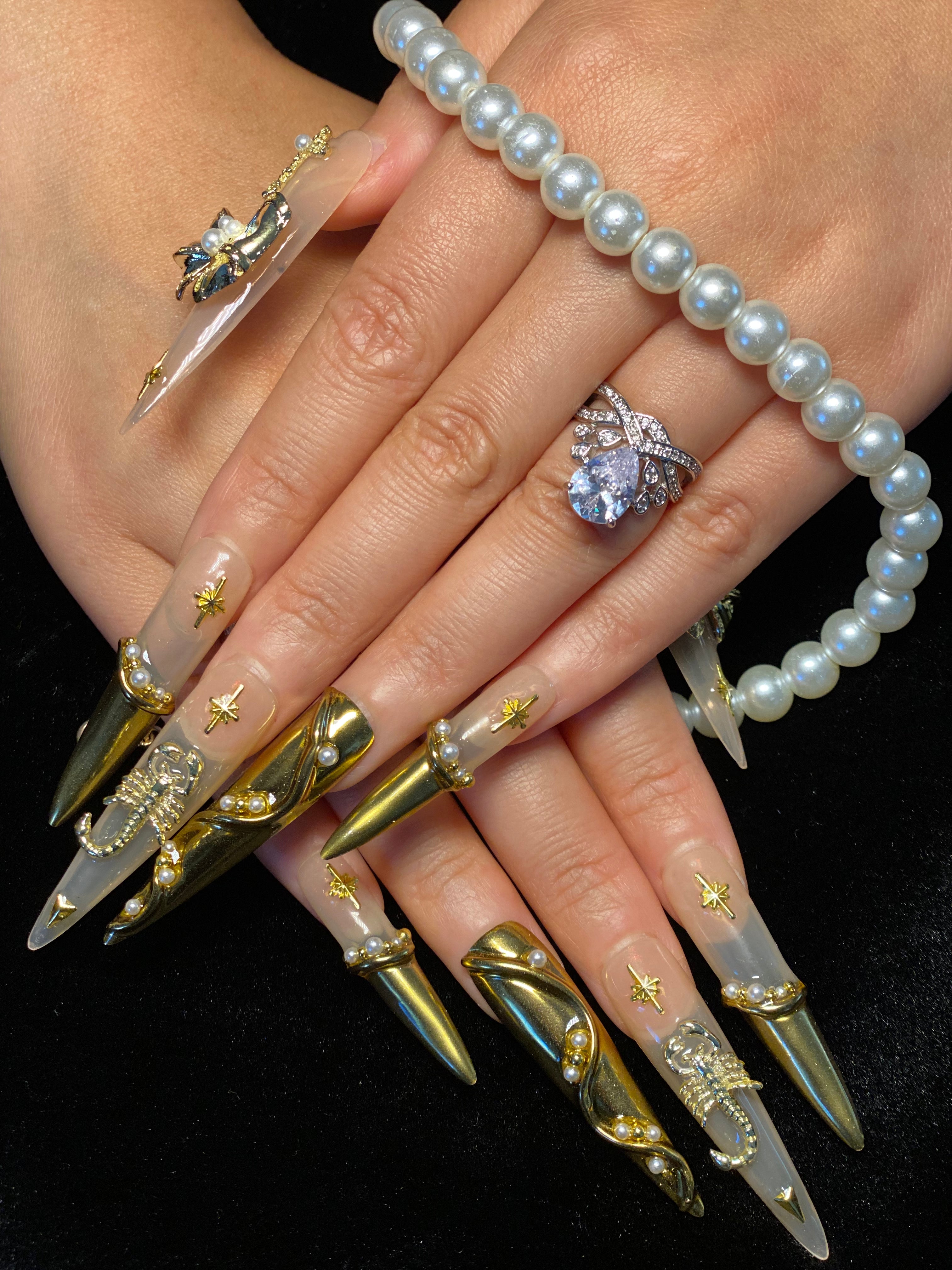 Luxurious Gold & Pearl Accent Nails CR98